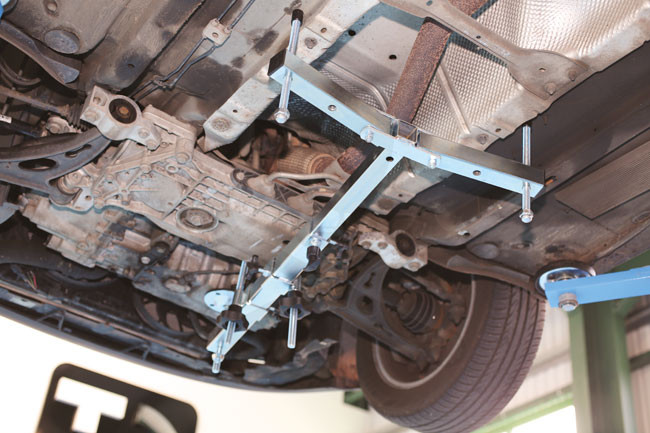 Motor és váltó támasztó univerzális konzol - Laser