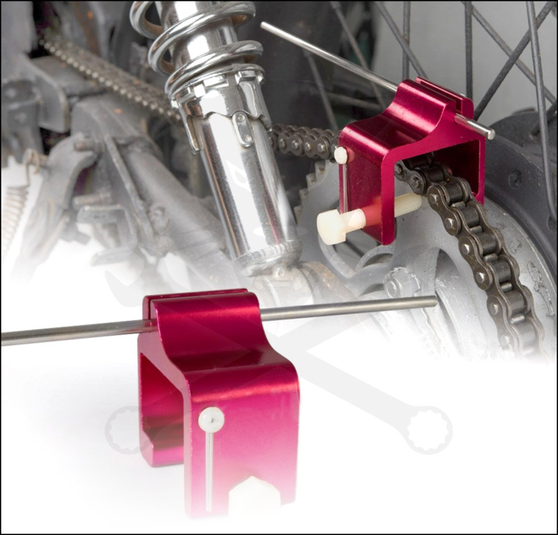 Láncigazító-pozicionáló szerszám motorkerékpárhoz