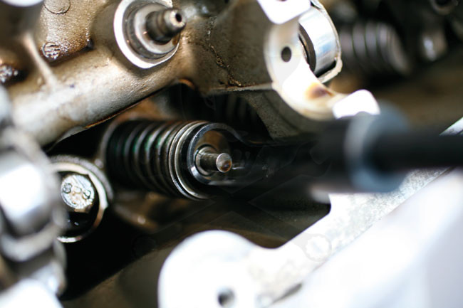 Szeleprugó lenyomó készlet