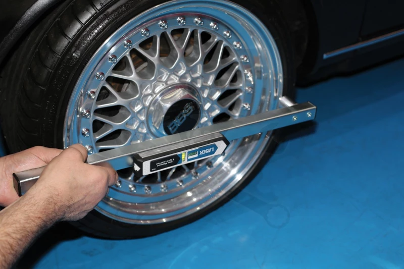 Szintezőlézer, vonal és polézer vízszintes és függőleges libellával -