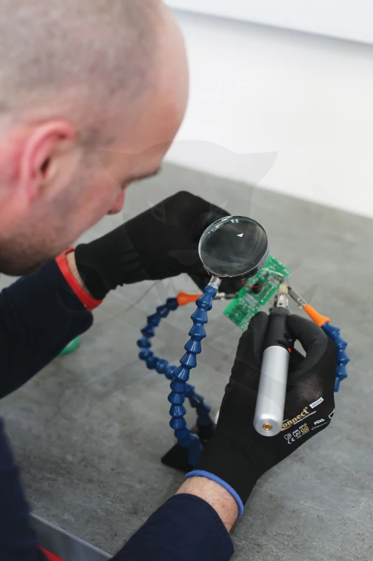 Forrasztó állvány nagyítóval - Laser